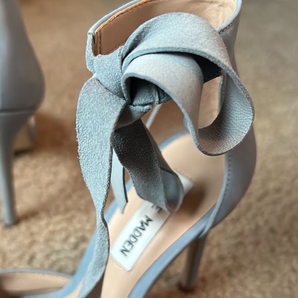 Vintage, worn once. Size 6 toe box runs small 5 1/2.. Some fading on the left - Picture 3 of 6